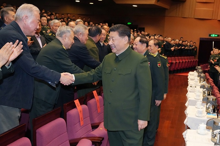 中央军委举行慰问驻京部队老干部迎新春演出 习近平向全军老同志祝贺新春