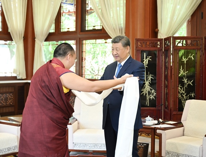 习近平接受班禅额尔德尼·确吉杰布拜见